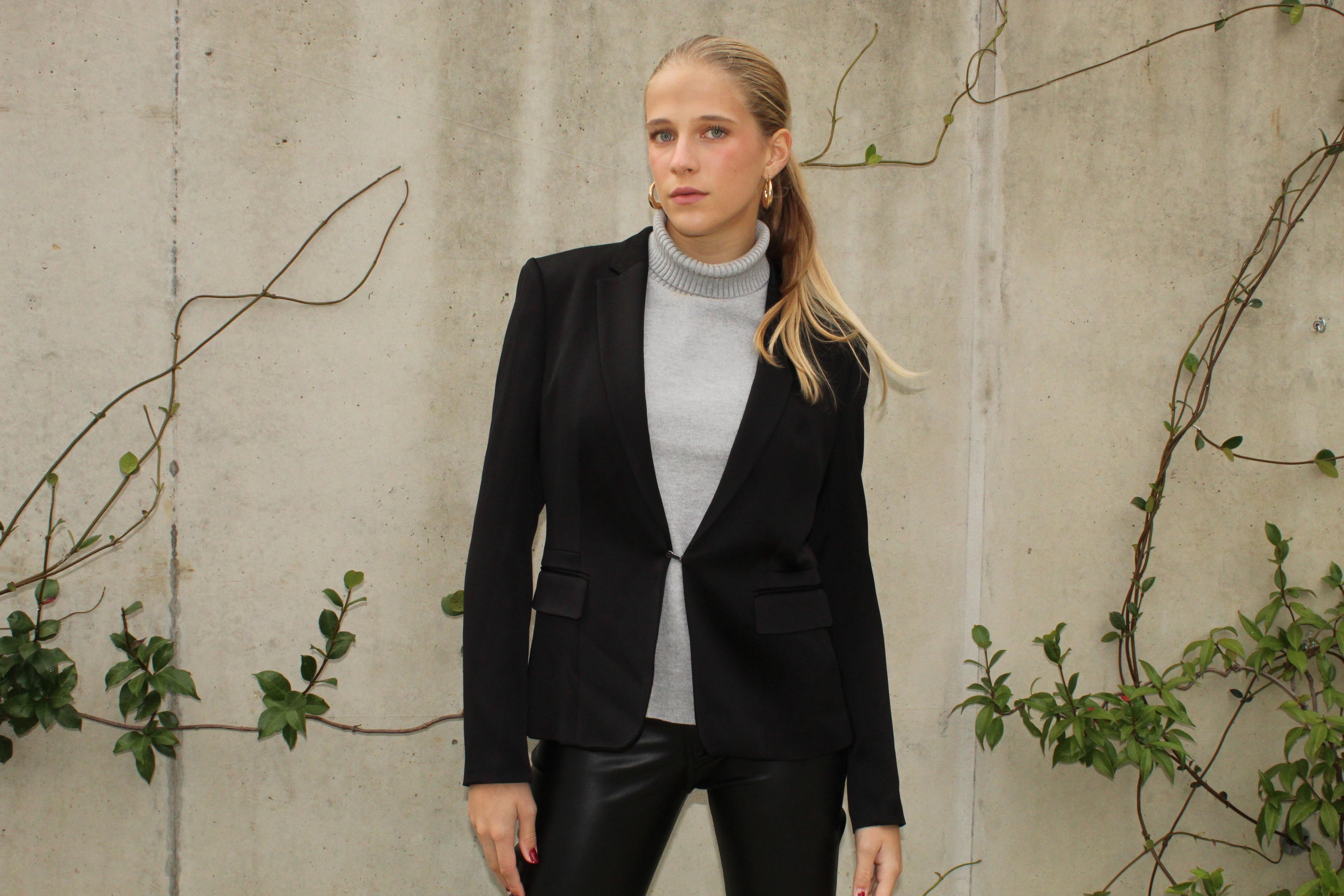 Tailored Single-Button Blazer – Black