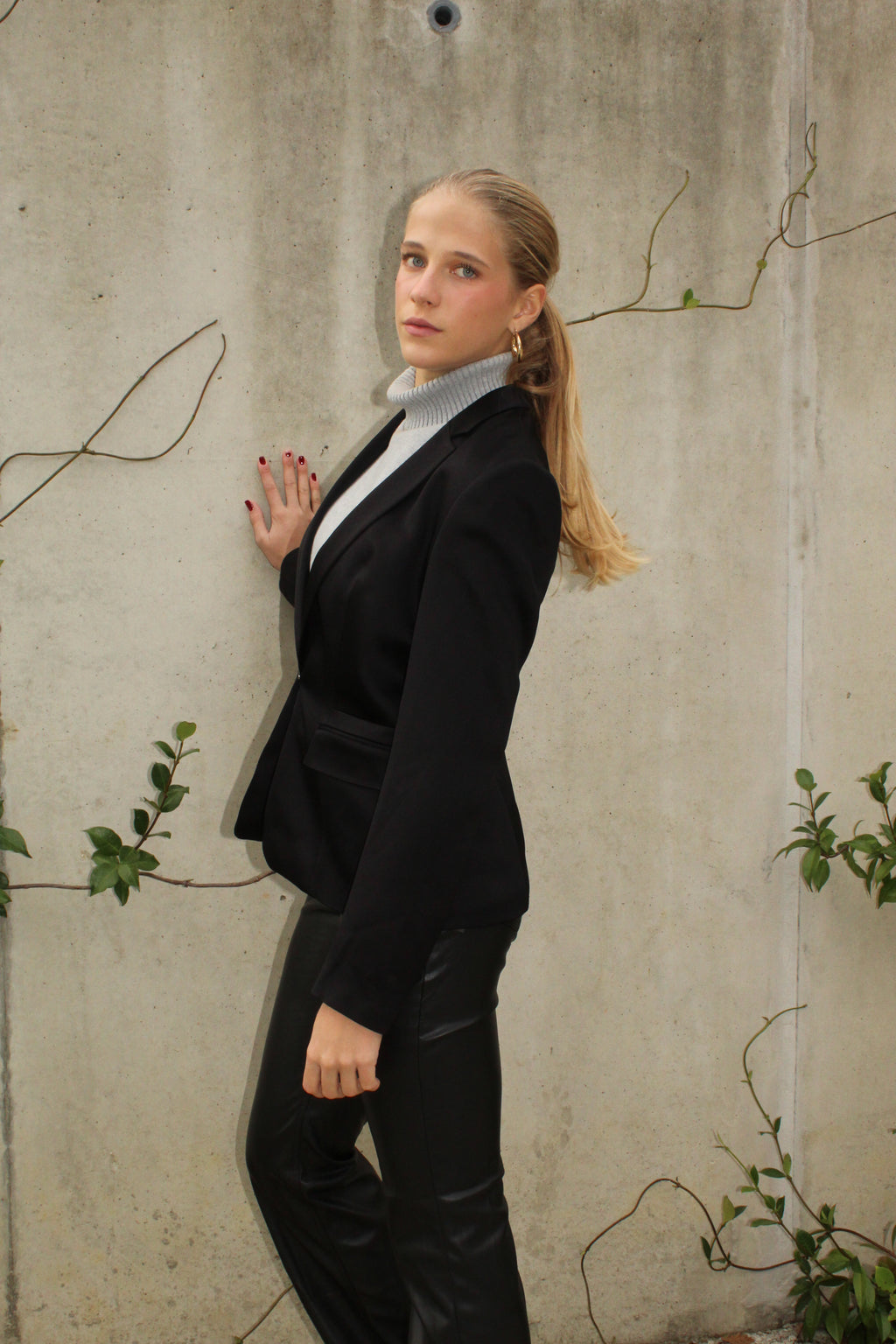 Tailored Single-Button Blazer – Black