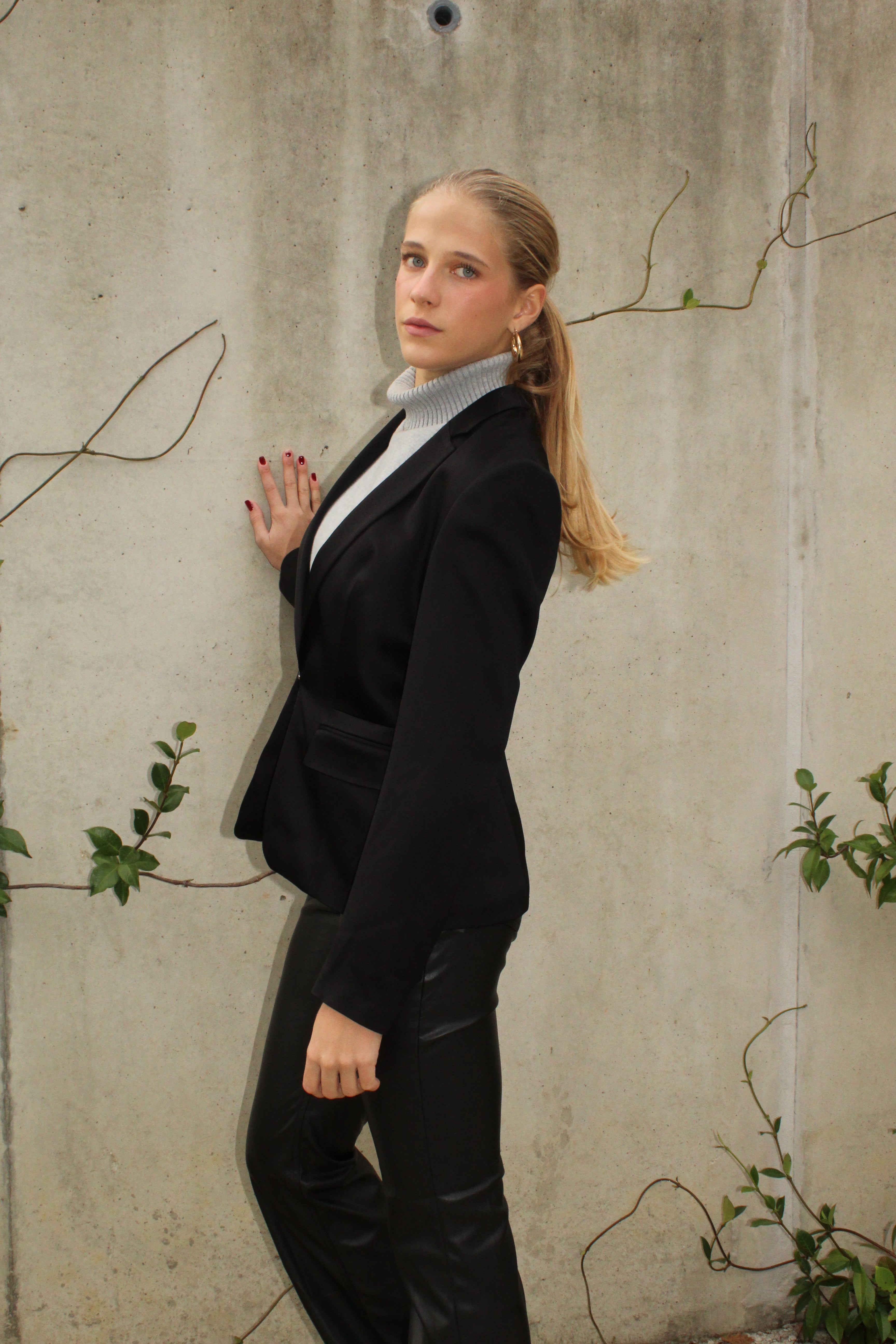 Tailored Single-Button Blazer – Black