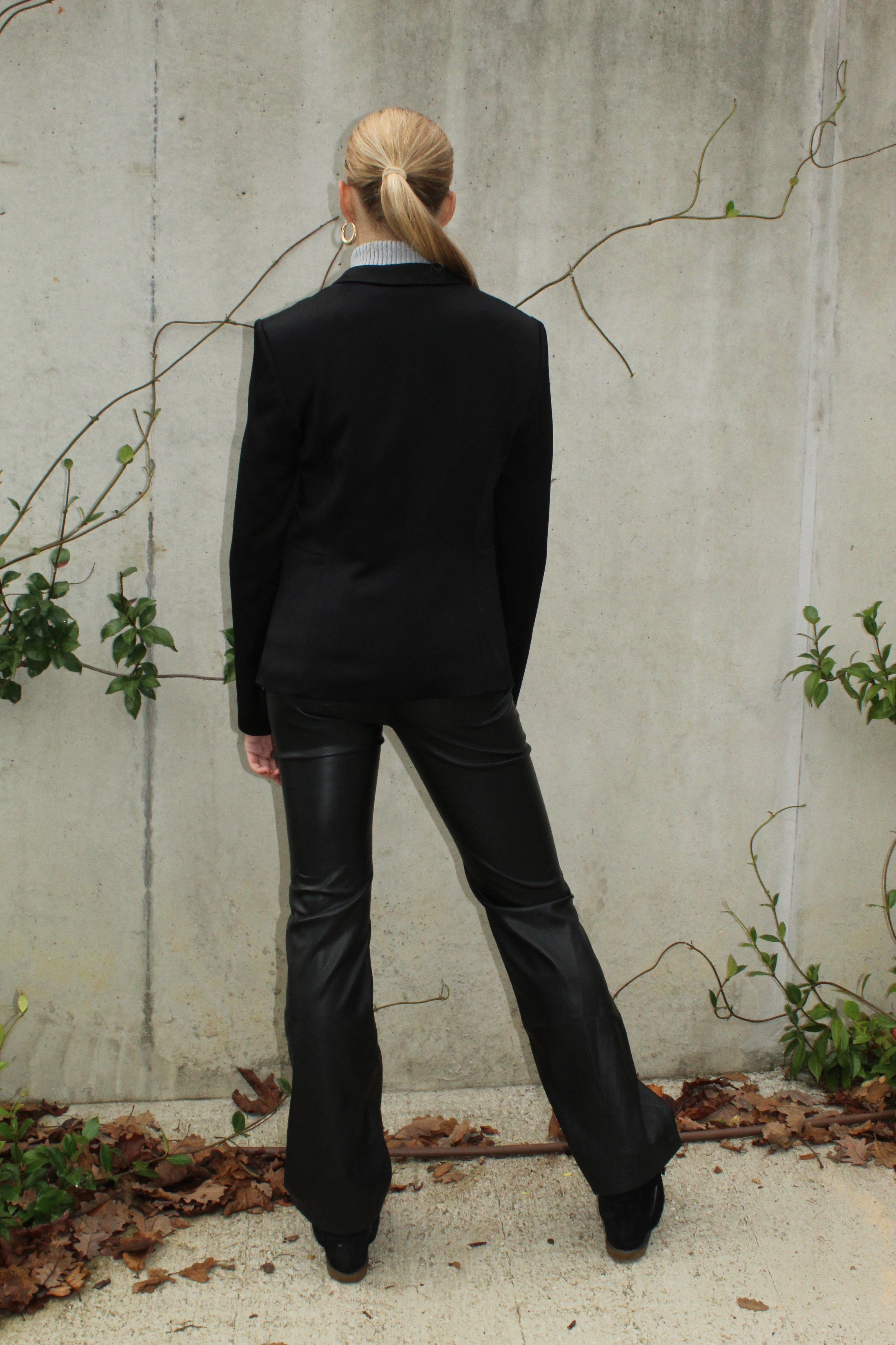 Tailored Single-Button Blazer – Black